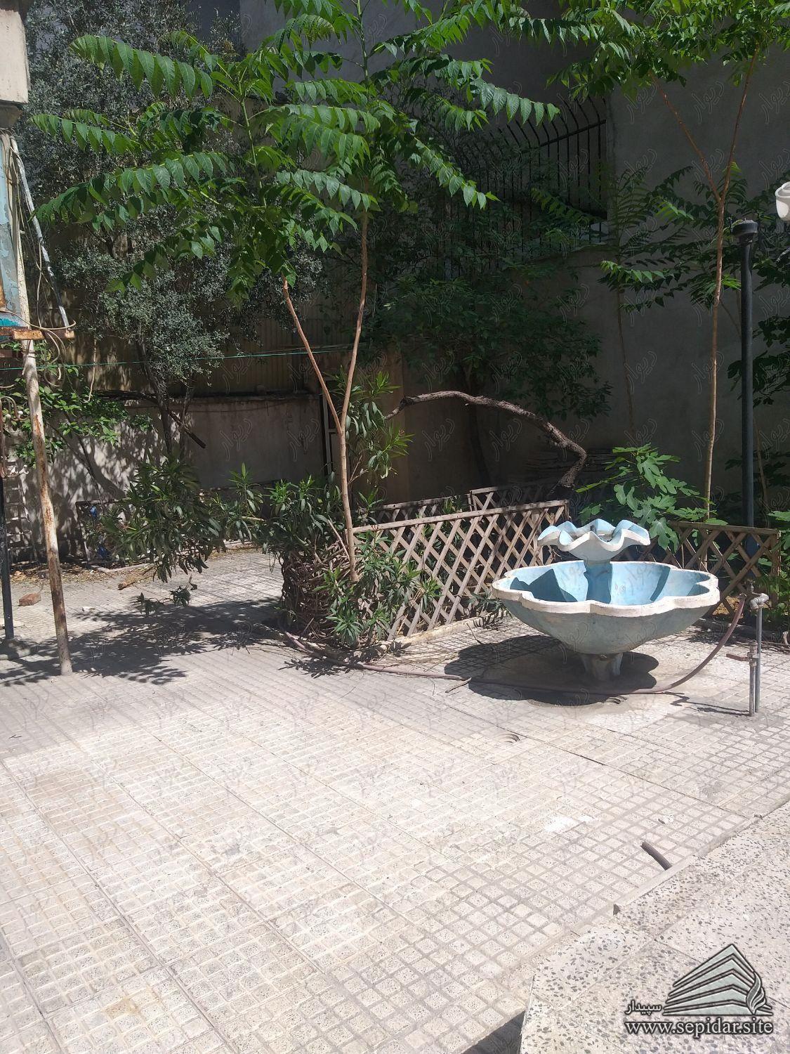 آپارتمان ۱۸۵ متری با حیاط