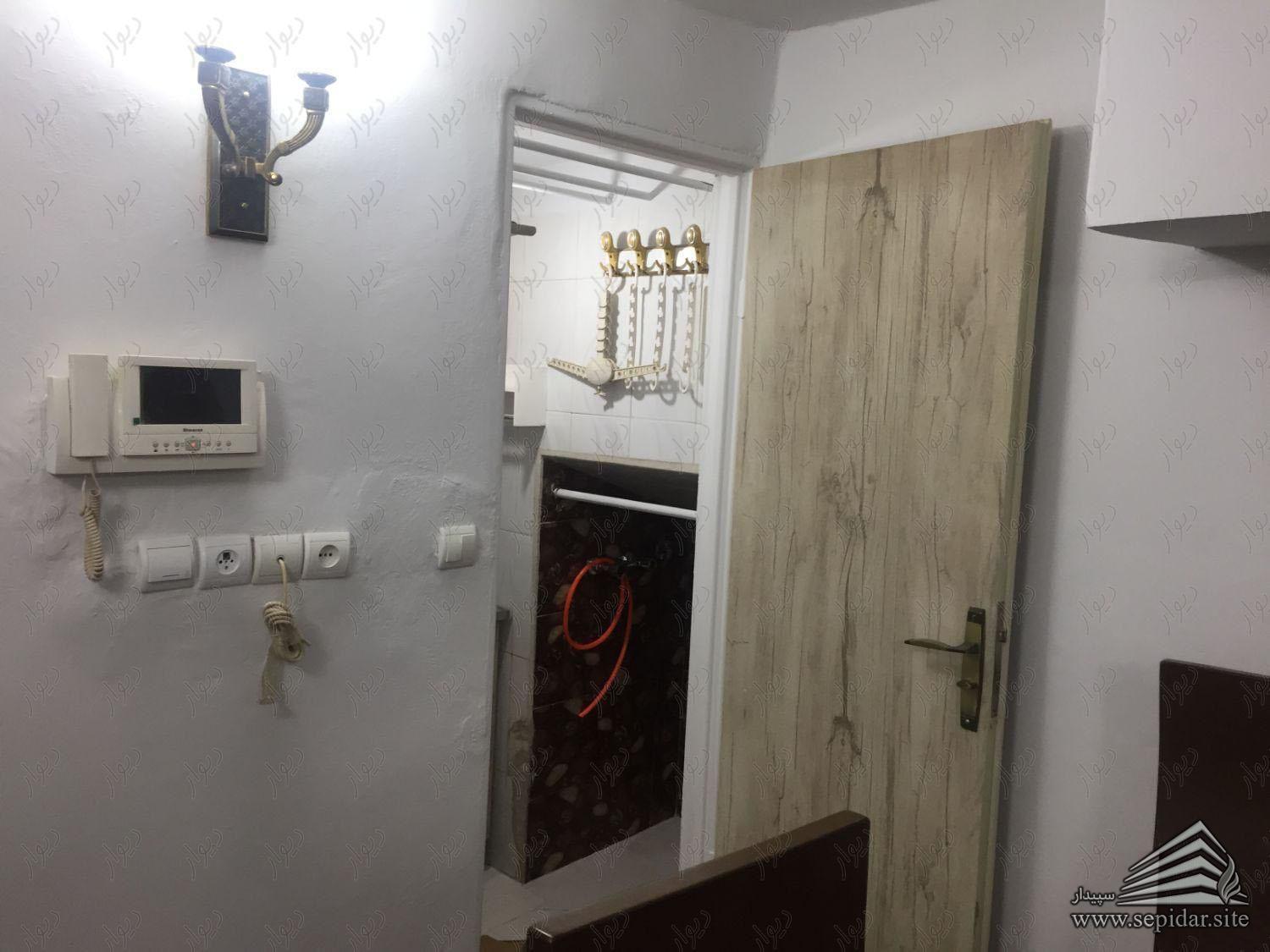 سوئیت 35 متری / پلیس