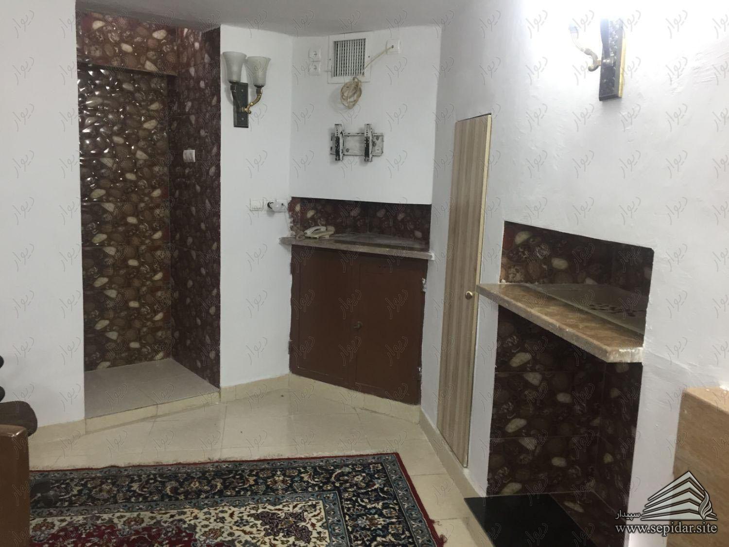 سوئیت 35 متری / پلیس